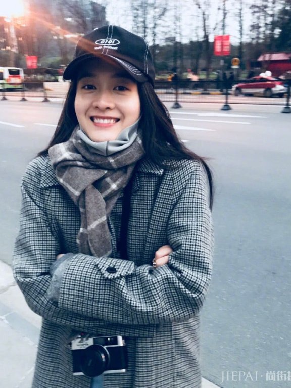 张雪迎一身西装穿成少女,无敌羡慕