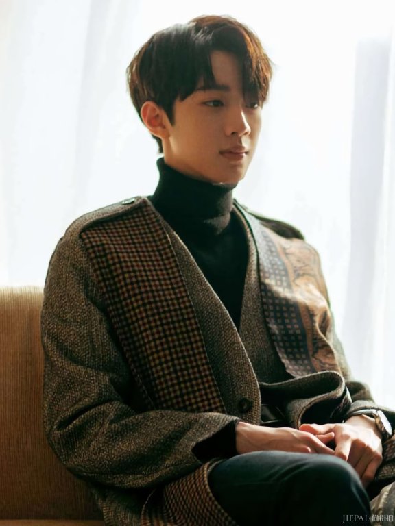 赖冠霖现身机场，鞋子很搭“羽绒服”，时髦了不止一点点！