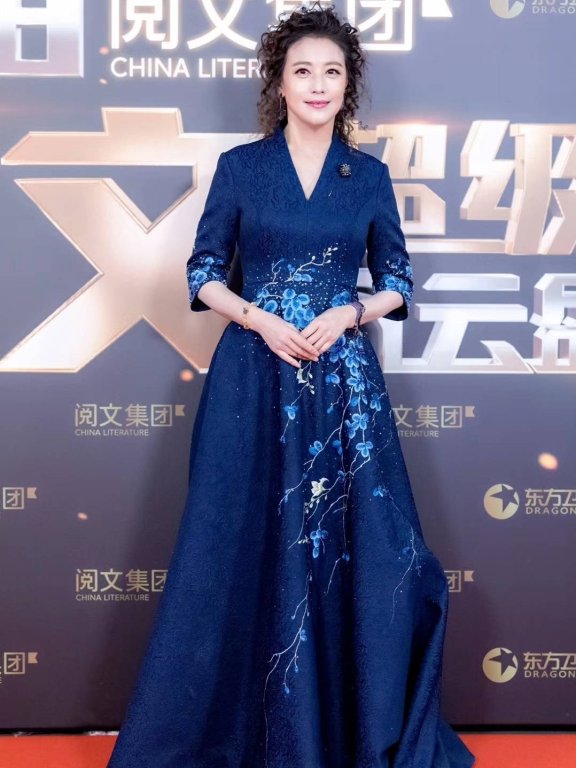 周海媚穿格纹大衣搭针织裙走机场