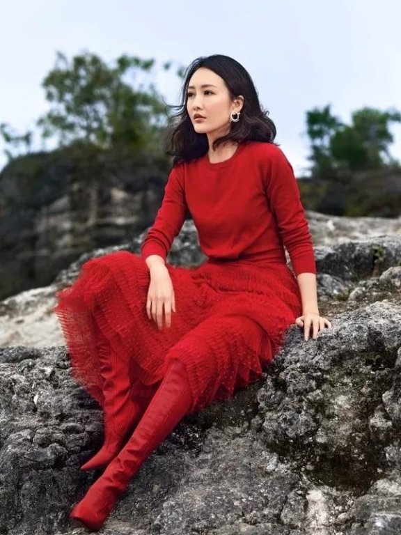 王鸥海旅拍大片慵懒怡人,体态自然美又高级了