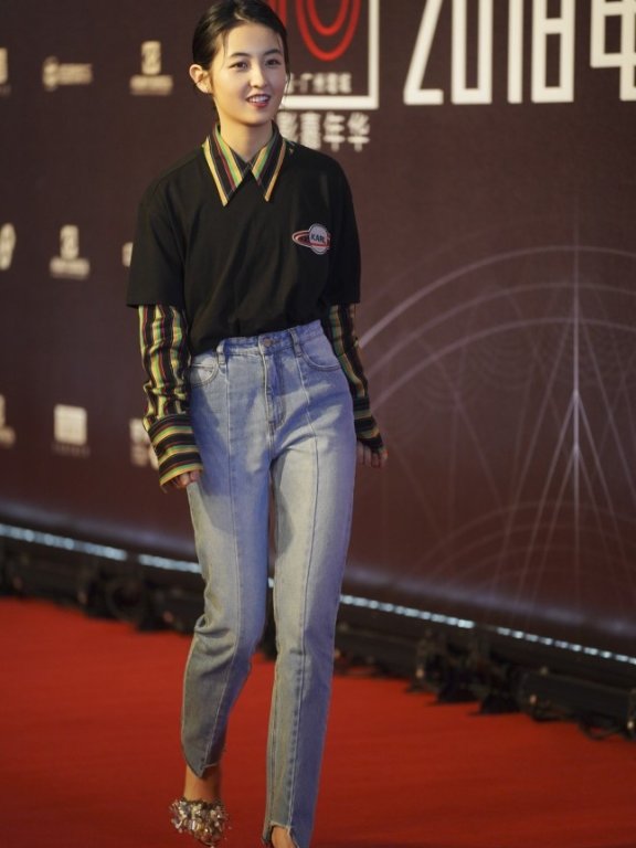 张子枫一身休闲装的穿搭风格!