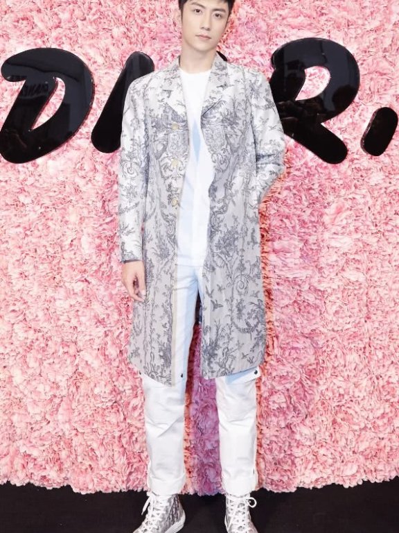 黄景瑜穿铅色风衣搭配白裤现身，尽显潇洒雅痞风格！