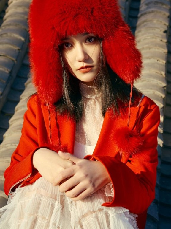 蒋依依一身红衣装扮，散发着成熟与美丽!