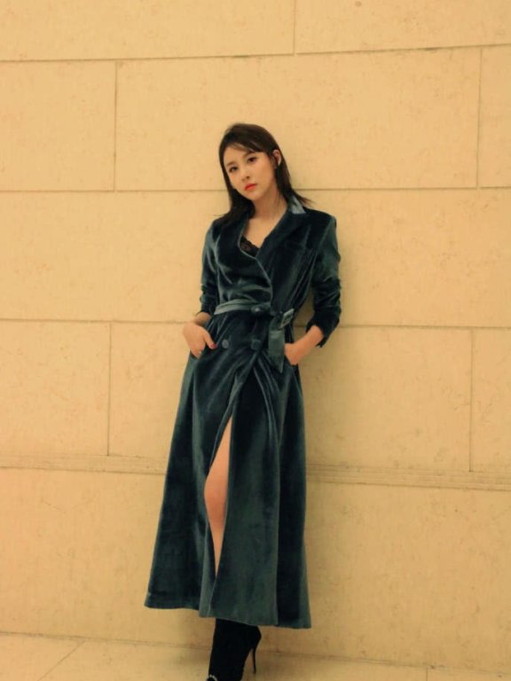 杨超越火箭少女第一美?西装裙碰上贾青瞬间显得小家子气了