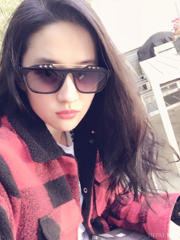 刘亦菲红色衣服搭配驼色发圈,却意外被墨镜抢镜