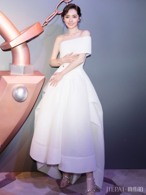 郭碧婷穿上“鸡爪裙”现身，观众的视线估计移不开了！