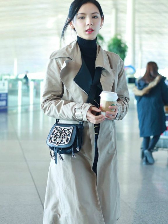 张予曦黑色上衣现身机场,看起来格外迷人!
