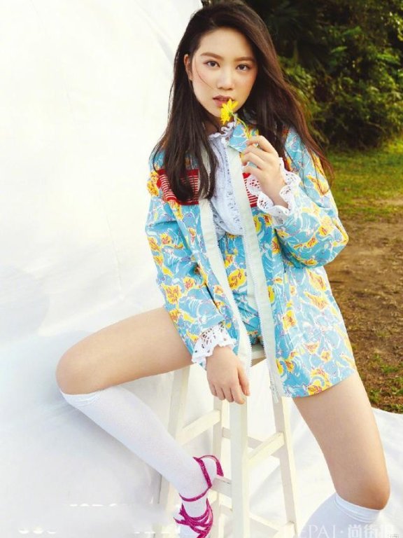 甄子丹晒女儿15岁杂志写真照,身材姣好大长腿吸睛!