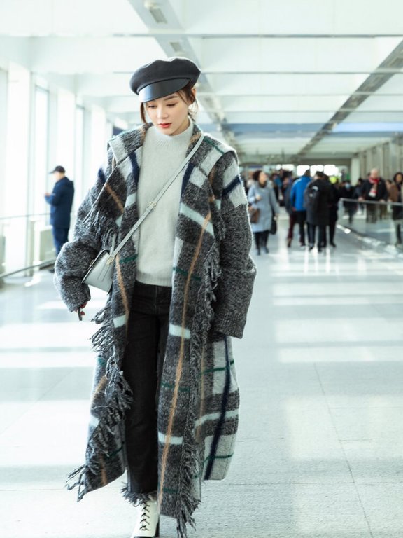 袁姗姗机场街拍 格纹大衣搭配报童帽,瞬间变身温柔小姐姐