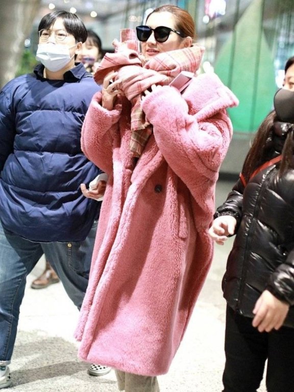 Selina卷发红唇配百褶裙好甜，女神范依旧