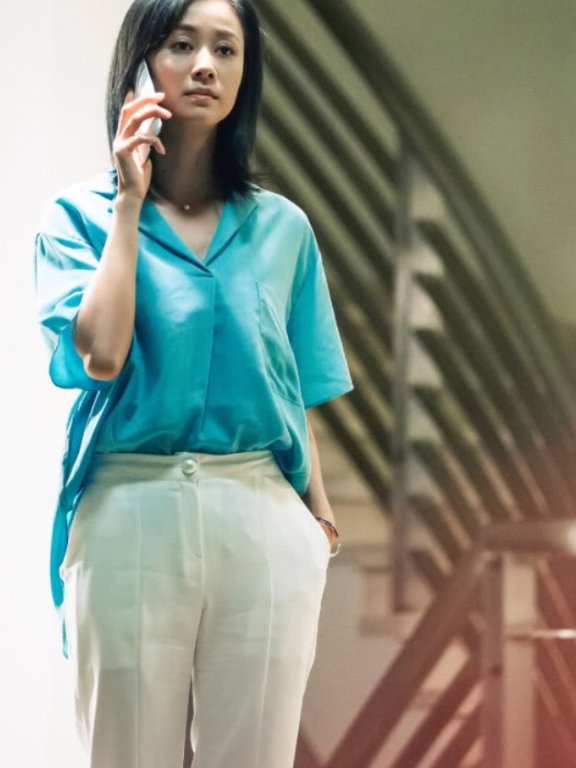 “祝无双”背带裤搭配“小橙鞋”，有少女既视感！