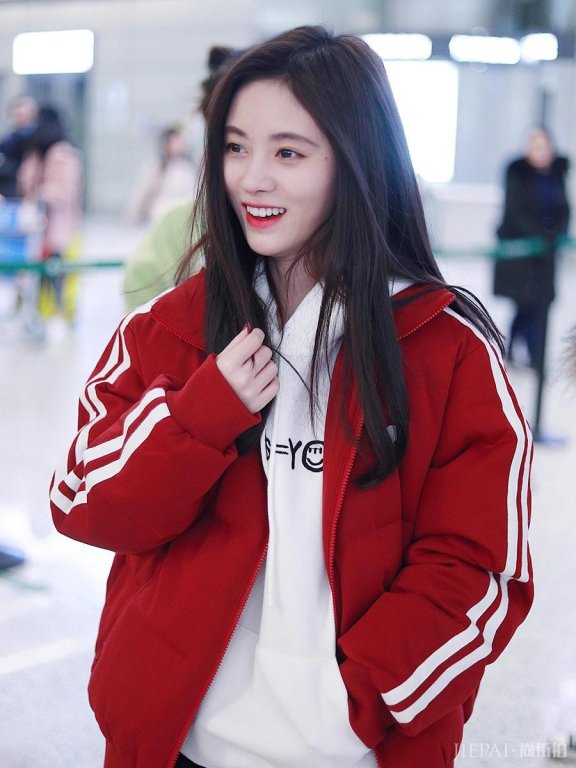 鞠婧祎换上了红色衣服，还不赶紧学起来！