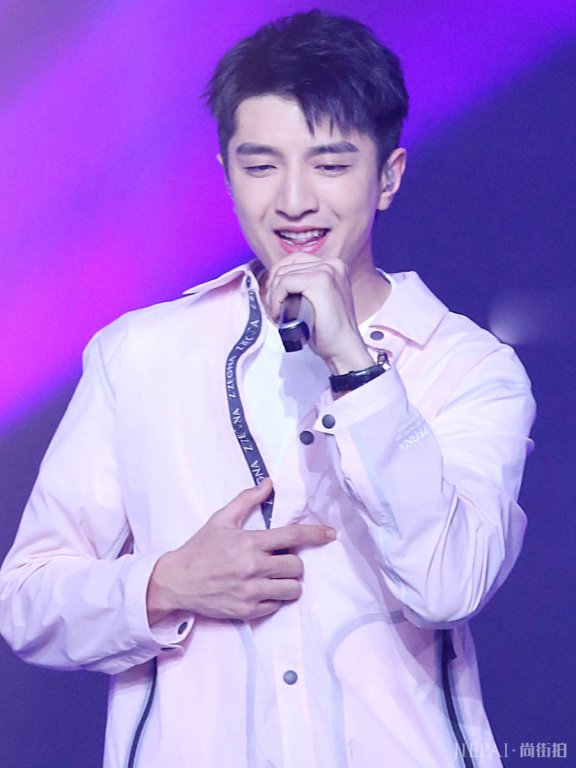 刘宇宁同框金瀚,都穿粉色外套,不是腿长就能赢!