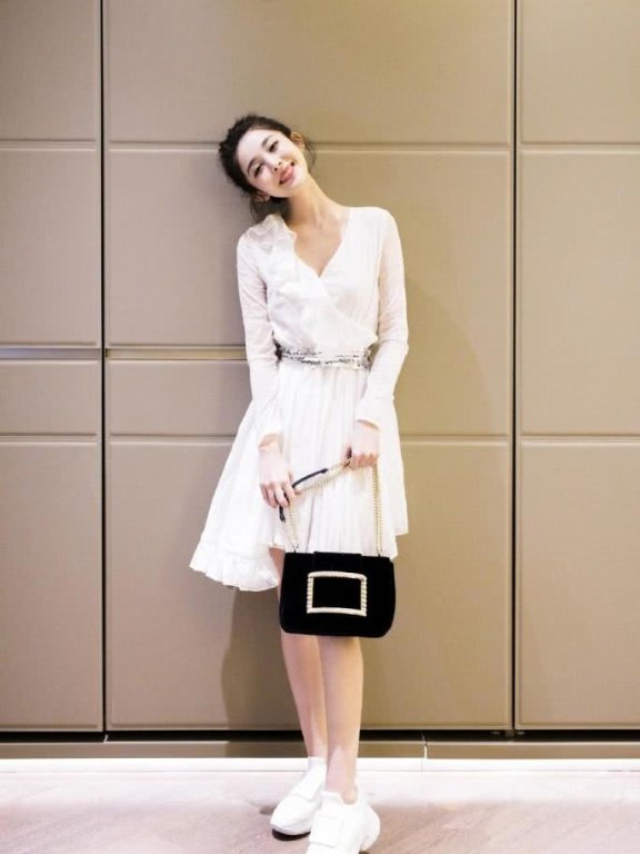 古力娜扎这身搭配光鞋子包包就花了3多,不过穿上美成仙女了