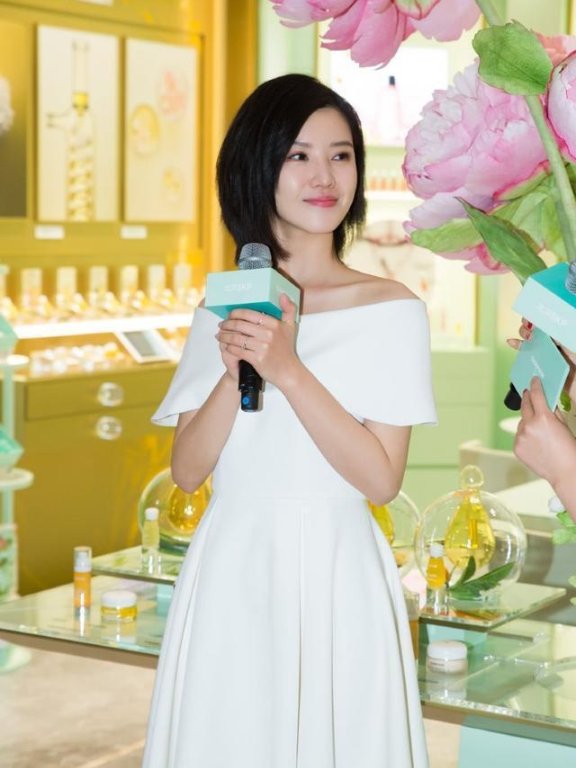 杨子姗白色长裙清新减龄,21岁关晓彤都没她少女!