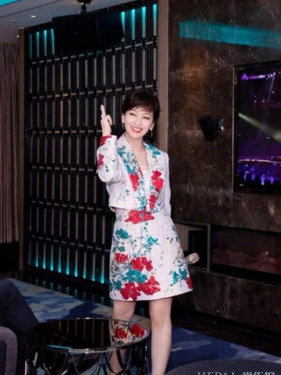 赵雅芝身穿娇艳套裙,身材好到超乎想象!