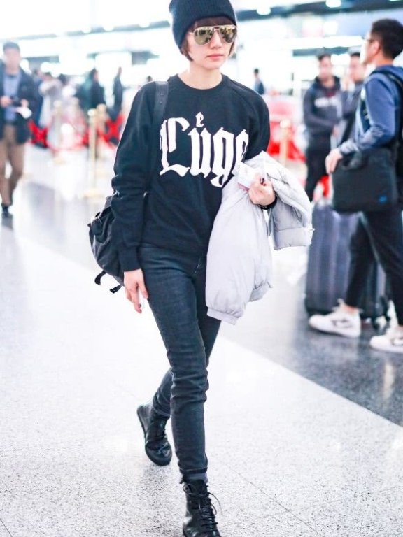 袁泉现身机场，意外地很接地气，但完全看不出她41岁！