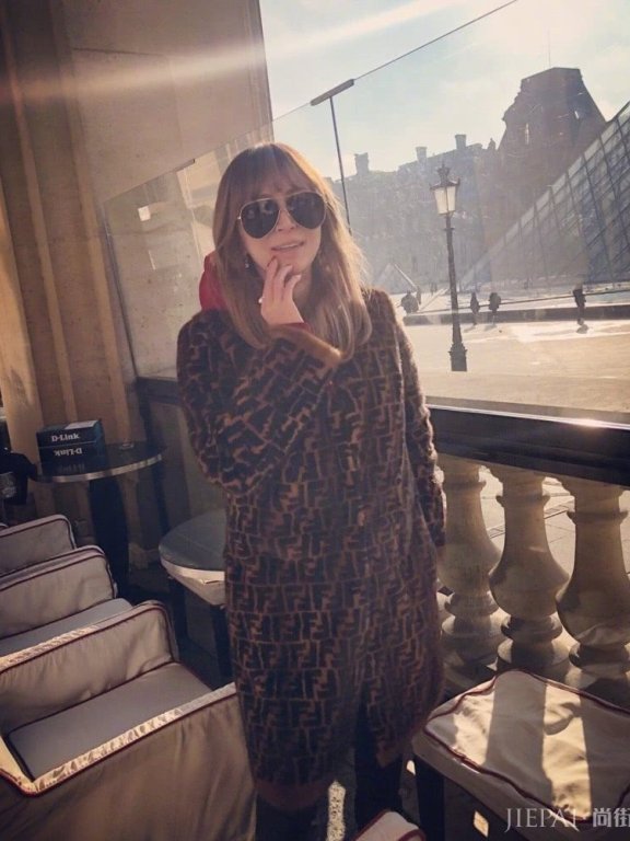 滨崎步街头风造型，搭配画染卷发造型，时尚又好看