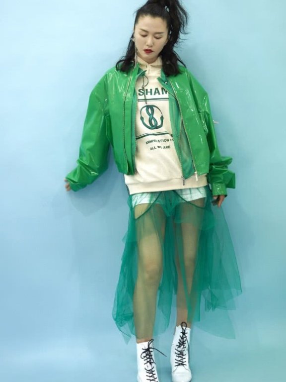 谭维维玩转高级绿,短裤加薄纱裙更是亮眼!