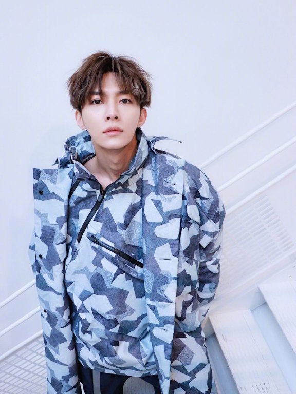 炎亚纶个不高却衣品好!