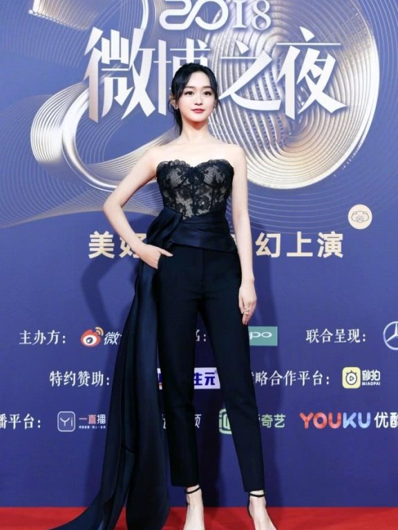 何泓姗黑色蕾丝配吸烟裤又攻又帅,早该这样穿了