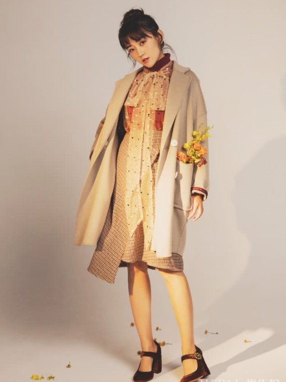 梁洁披北欧风毛衣,变身文艺范儿少女!