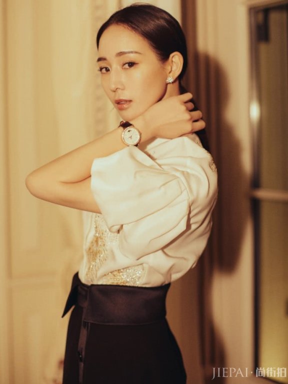 张钧甯非要裹条紧身裙，却意外带火了“苹果胯”！