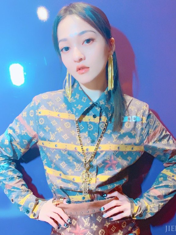 张韶涵身穿衬衫连衣裙个性十足,美腻了 !