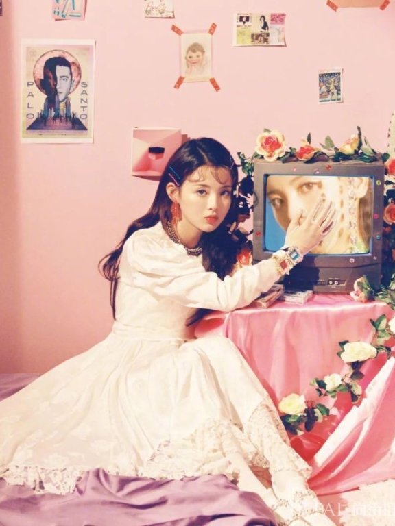 火箭少女杨超越首登单人封面,满头发夹搭配“便便”头太可爱!