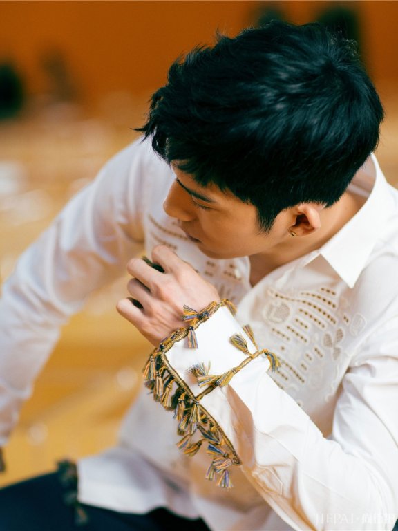 井柏然出席巴黎时装周 造型简约时尚少年感十足