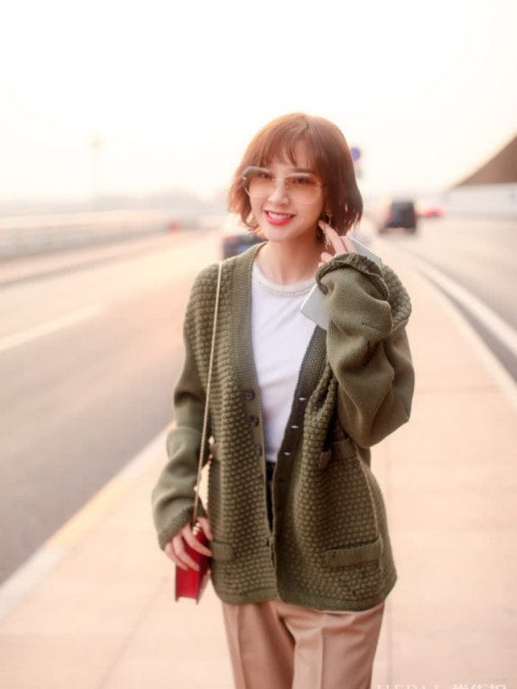 唐艺昕剪短发嫩回18岁，烫卷发又显老10岁，还是适合留短发