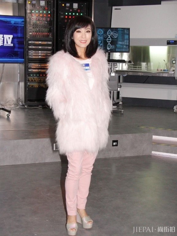 米雪63岁依旧有少女感,穿粉色衣服减龄了十来岁