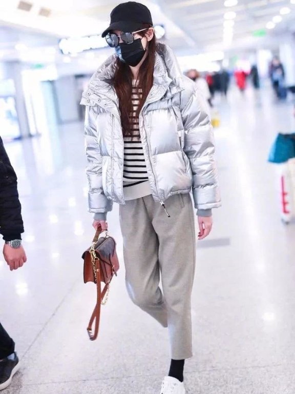 女星们美美过冬的“移动被窝”真是妙,杨超越的暖,欧阳娜娜的潮,