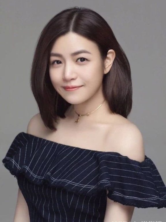 陈妍希一对小酒窝笑起来超级迷人，依然美若少女