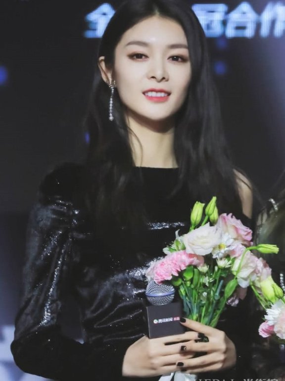 傅菁高冷girl变身优雅女郎,身材好怎么穿都行!