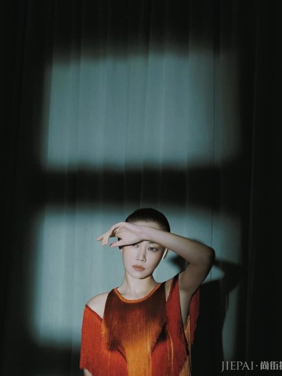 “高贵妃”谭卓太霸气了,内搭都是若隐若现