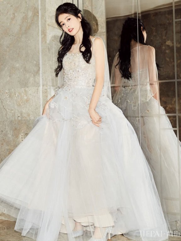 白鹿集千万宠爱的S级美貌！将晚礼服穿出了婚纱的气质！