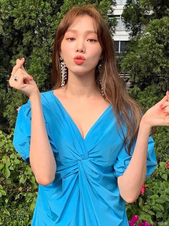 李圣经耳朵上挂一串“野果”，还以为她才18岁！