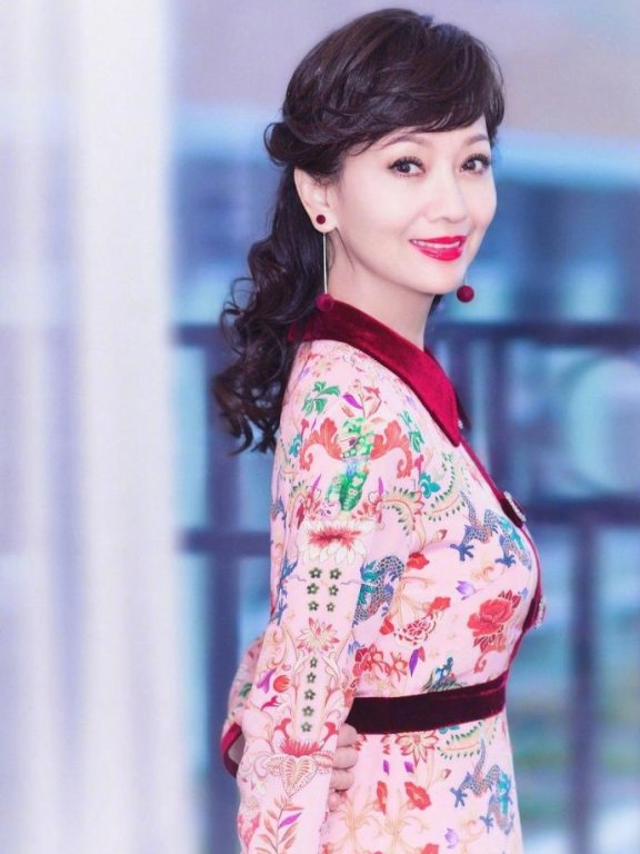 赵雅芝三款减龄的发型,快快学起来