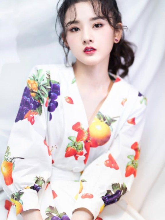 宋祖儿甜系少女的妆容,“水果裙”抢镜!