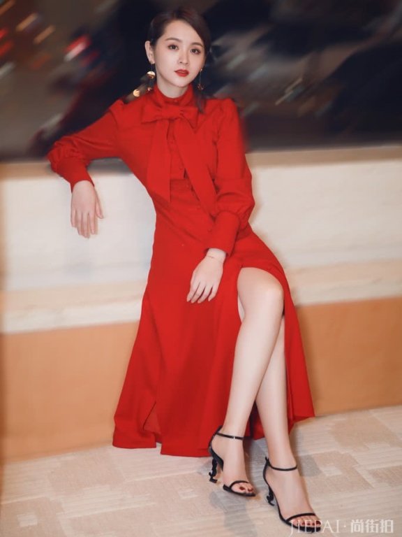 邓莎是有多重?直接把高跟鞋跟给“压弯”!