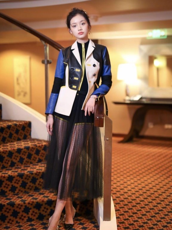 孙伊涵受邀DIOR出席2019春夏高定发布秀 look合集展现自然率性之美