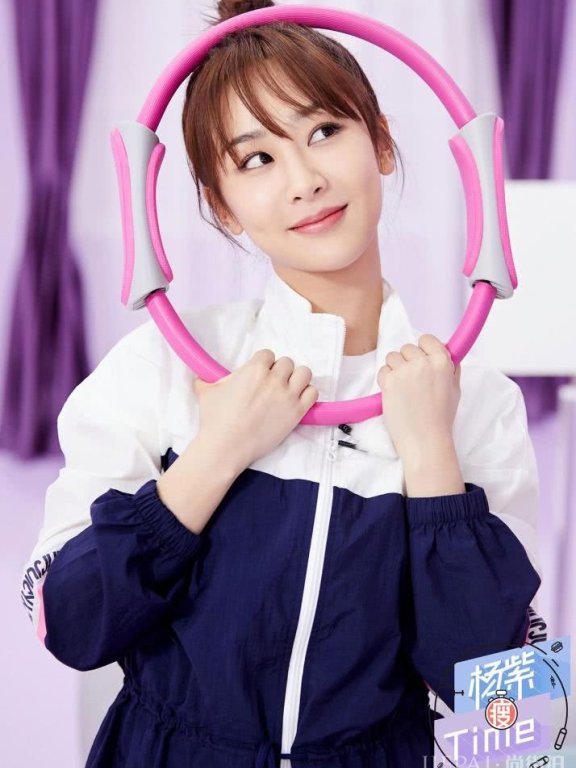杨紫扎丸子穿运动衣也能可爱俏皮似少女