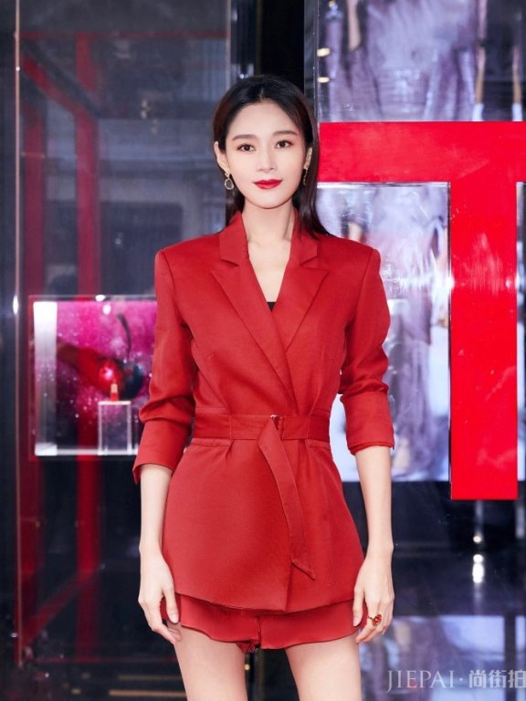 王媛可西装配短裤竟美到让人服气!