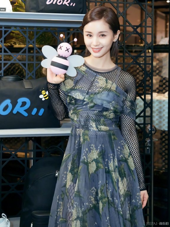 王子文用“球网”打底,说她是“妖精”我信了!