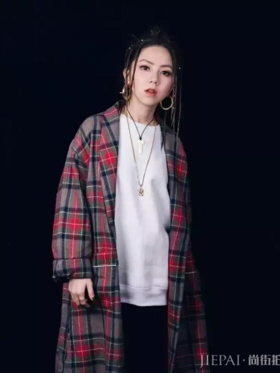邓紫棋不穿皮裤比男生都要帅
