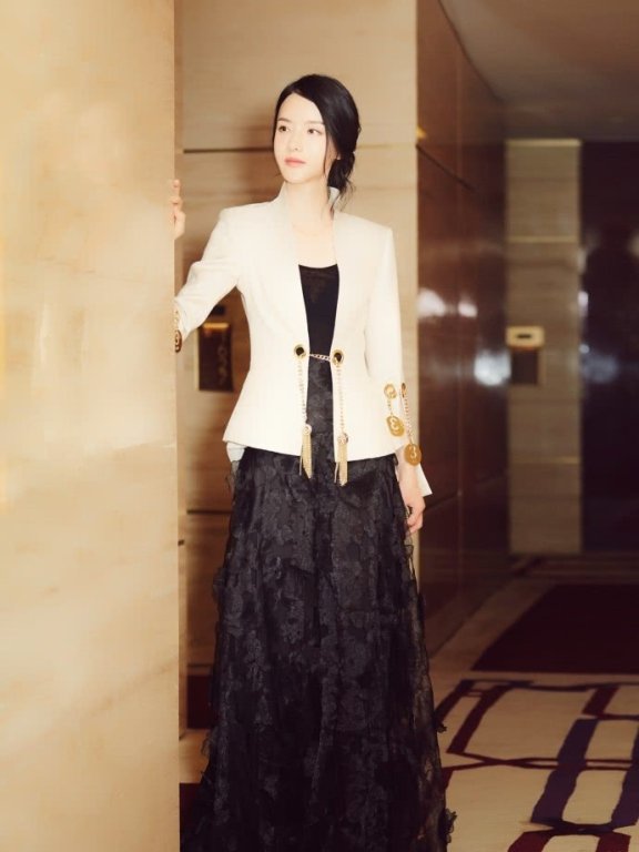 张芷溪在《天衣无缝》中穿民国装清纯灵动，私服搭配更是古典温婉