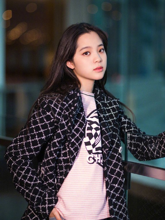 欧阳娜娜真是“富婆”，一身行头就二十万