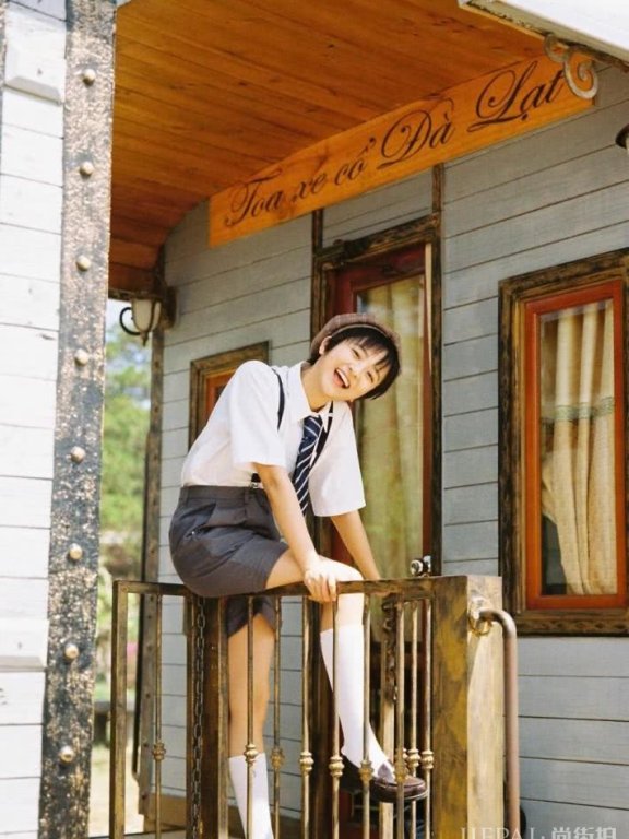 厉嘉琪穿衬衫配黑色皮裙,颜值比沈月还高,越来越好看