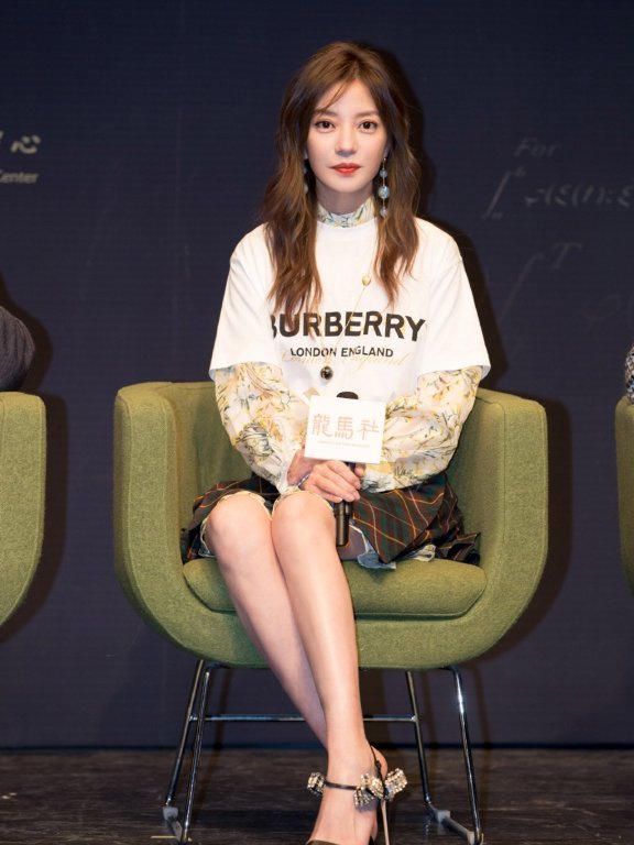 赵薇身穿短裙高调秀腿,剪了空气刘海!